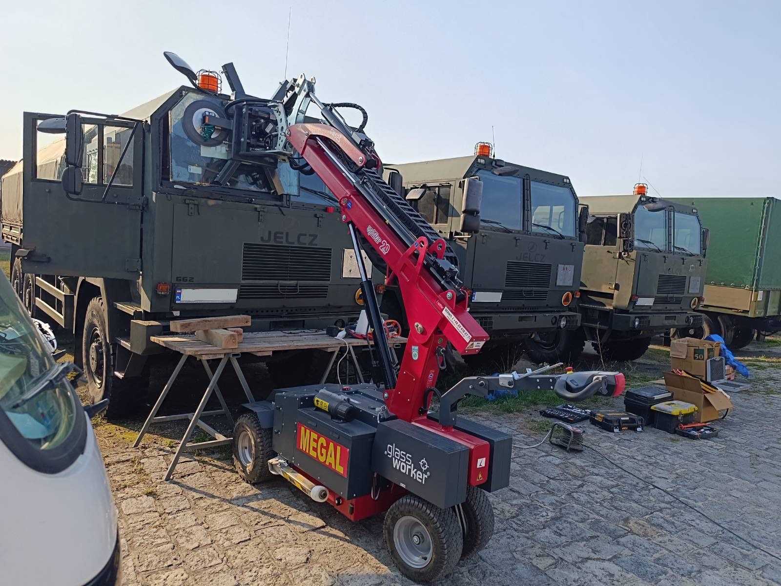 Megal - wymiana szyb w pojazdach wojskowych